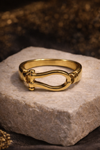 Claspé Finger Ring - Hues Of Jewels