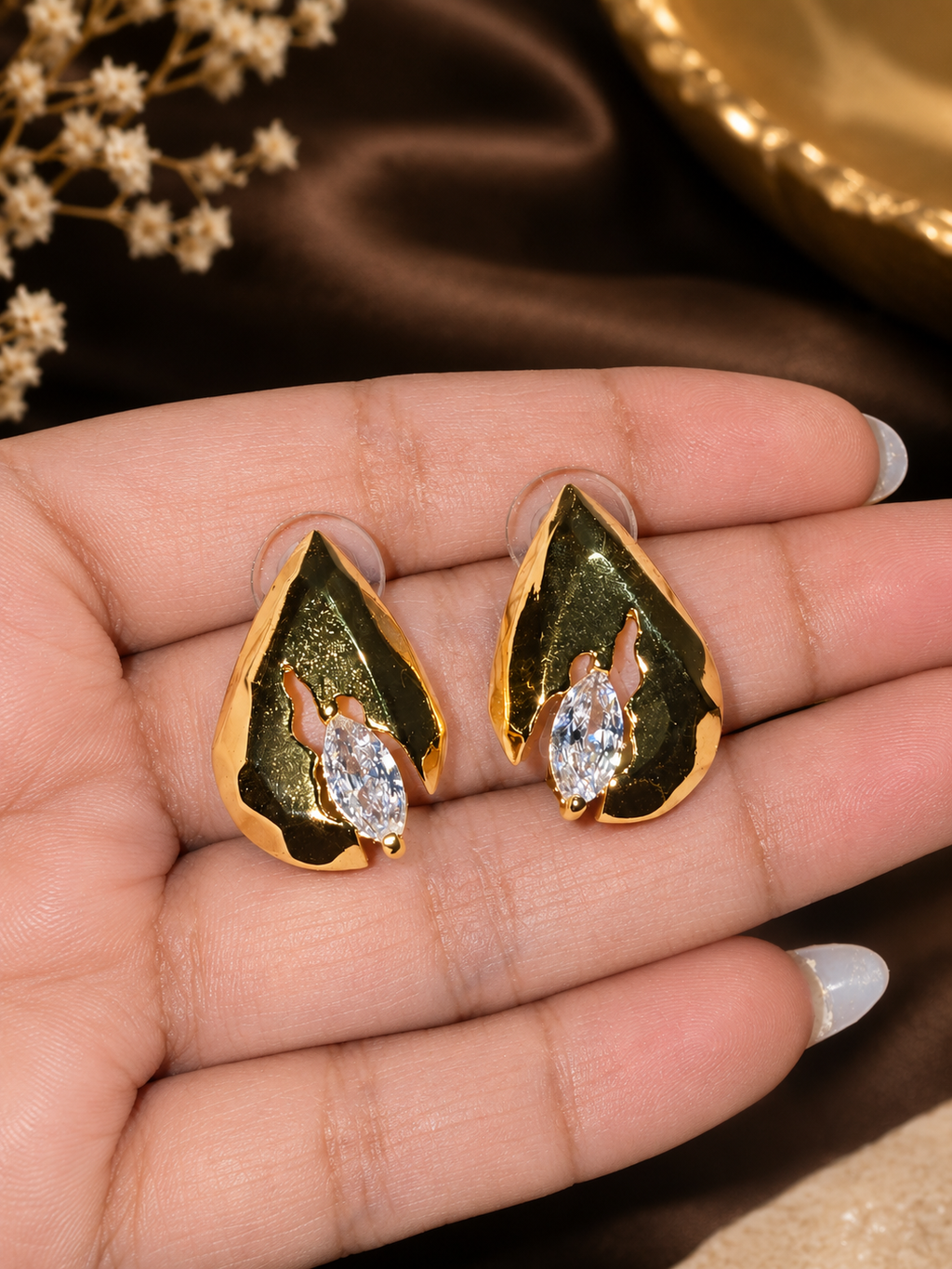 Almondé Earrings