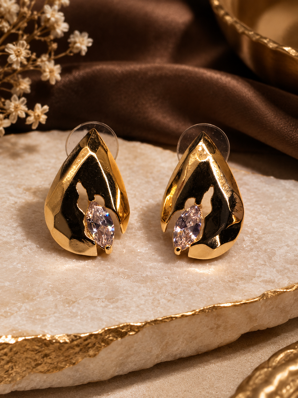 Almondé Earrings